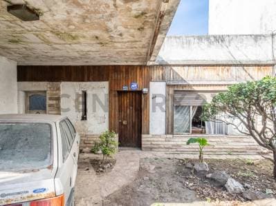 Se Vende casa con Jardín y cochera a refaccionar - Principal