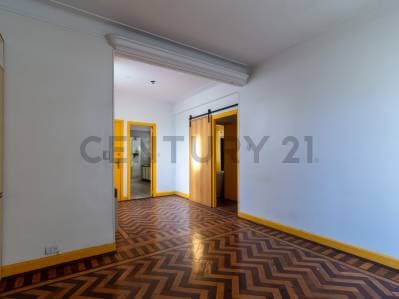 Venta Piso Tres Ambientes C/ Dependencia de Servicio y Balcon corrido - Chile y Av Entre Rios - 3