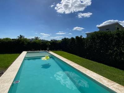 CASA CON PILETA CLIMATIZADA Y PARQUIZADA - 2