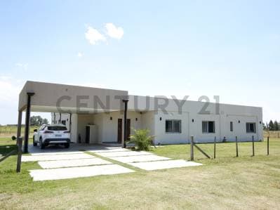 Casa en venta, tres dormitorios y pileta, La Plata permuta por departamento - Principal