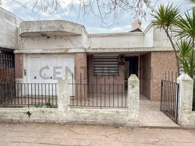 Casa en venta en La Plata con dos departamentos - Principal