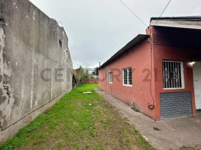 CASA EN VENTA 2 DORMITORIOS, COCHERA Y PATIO CON VERDE, 153 ENTRE 57 Y 58, LOS HORNOS. - 3