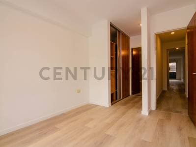 Venta Departamento de 2 Dormitorios con doble balcón y cochera en Abasto, Rosario - 4