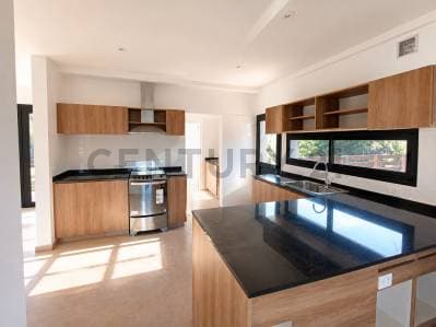 VENTA CASA 5 AMBIENTES EN UNA PLANTA VISTA AL AGUA BARRIO ISLAS EL CANTÓN ESCOBAR - 2