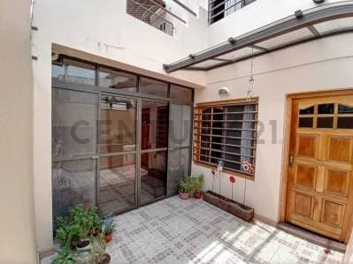 CASA EN VENTA EN LA PLATA BLOQUE DE 5 AMBIENTES - Principal