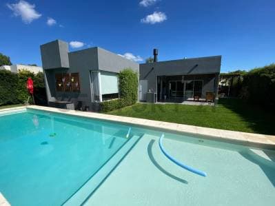 CASA CON PILETA CLIMATIZADA Y PARQUIZADA - Principal