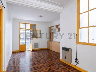 Venta Piso Tres Ambientes C/ Dependencia de Servicio y Balcon corrido - Chile y Av Entre Rios - 2