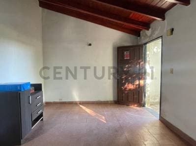 CASA EN VENTA EN LA PLATA DE 3 DORMITORIOS COCHERA CUBIERTA Y PATIO - 3
