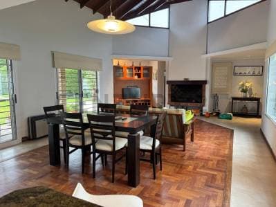 Exclusiva Casa con Pileta y Quincho de Categoría en Barrio Aeropuerto - 5