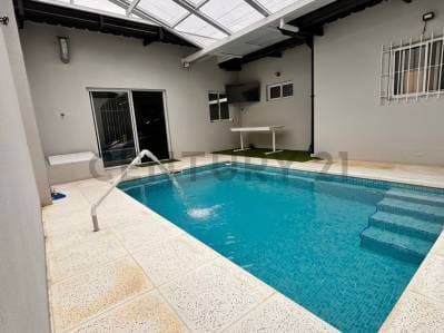 Casa 5 amb. con pileta climatizada, techo retráctil y cochera — Wilde - Principal