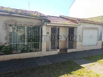 VENTA CASA 3 AMBIENTES CON COCHERA A RECICLAR - Principal