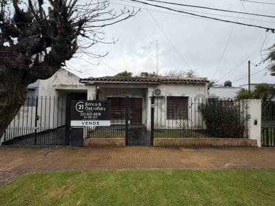 Casa en venta en Ringuelet a refaccionar con 2 dormitorios y parque - Principal