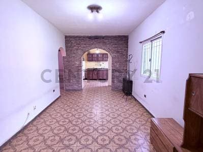 Venta de casa 3 ambientes apta crédito en esquina con jardín y cochera en San Antonio de Padua, Merl - 2