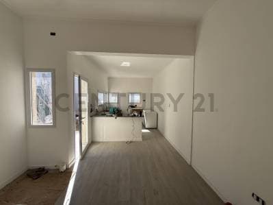 CALLE 118 e/ 64 y 65 Casa de 2 dormitorios refaccionada a nueva 89 mts cubiertos - Principal