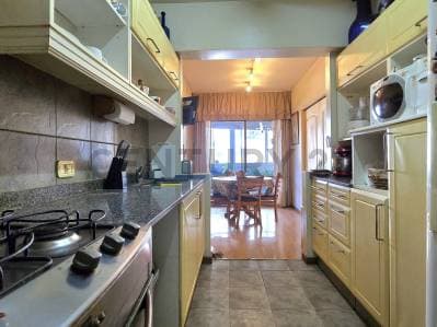 En Venta Piso de 4 ambientes al frente, con dependencia servicio, Cochera y Baulera. Amenities. - 2