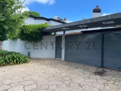Exclusiva Casa con Pileta y Quincho de Categoría en Barrio Aeropuerto - 2