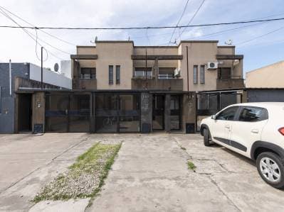 VENTA DE DUPLEX CON PARQUE Y PILETA EN EXCELENTE ZONA DE LA CIUDAD DE LA PLATA.- - Principal
