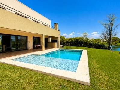 Alquiler – Casa amoblada de 6 ambientes a la laguna en El Cantón Norte | Contrato por 2 años - 2