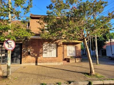 Ph de 2 dormitorios con Garaje y Pileta en Venta en Berisso - 4