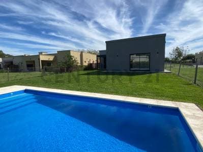 CASA CON PILETA PARQUIZADA EN SAN RAMON - 2
