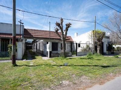 148 e/ 44 y 45 La Plata | Casa en venta 2 dormitorios, galpón y depto a reciclar | Gran potencial - Principal