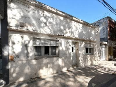 OPORTUNIDAD EN PLENO CENTRO DE VENADO TUERTO - CASA A RECICLAR CON LOTE DE GRAN DIMENSION + PILETA - 3
