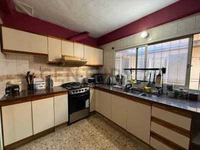 VENTA CASA 3 AMBIENTES EN LANÚS CON COCHERA Y QUINCHO - 2