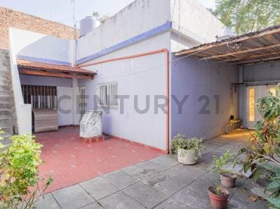 VENTA – Casa 3 Ambientes sobre Lote Propio con Cochera, Patio y Terraza – Caseros - Principal