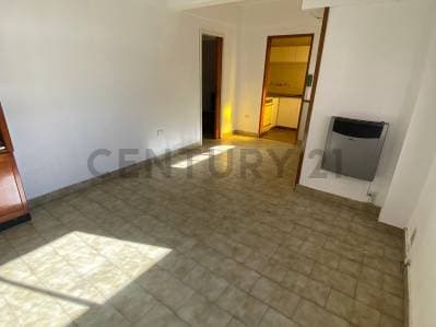 Alquiler. Departamento de 2 dormitorios con cochera cubierta. Terraza. Calle 6 esquina 41. - Principal