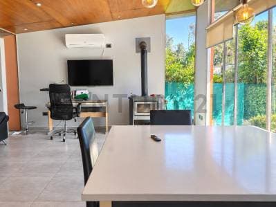 Diseño y calidez en City Bell: casa con 2 amplios dormitorios, jardín, pileta y deck. Luz, madera y - 4