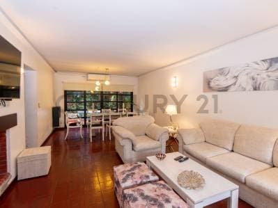 Casa en venta en La Plata de 4 dormitorios, escritorio y playroom - 2
