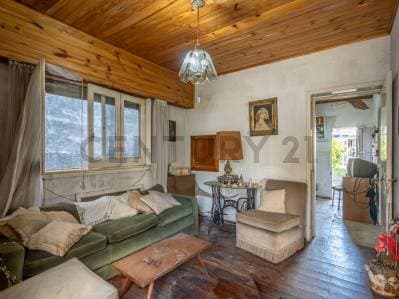 Se Vende casa con Jardín y cochera a refaccionar - 4