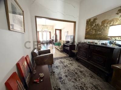 OPORTUNIDAD EN PLENO CENTRO DE VENADO TUERTO - CASA A RECICLAR CON LOTE DE GRAN DIMENSION + PILETA - Principal