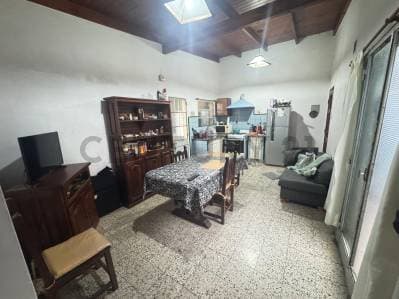 Ph de dos dormitorios y dos patios en venta, La Plata - Principal