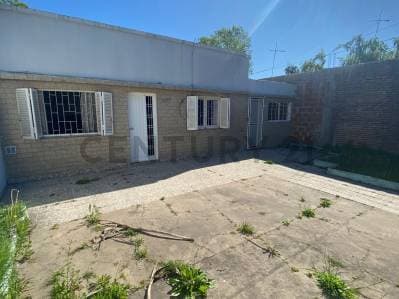 Venta de Casa a refaccionar de 3 ambientes en calle 28 entre las calles 78 y 79 . - Principal