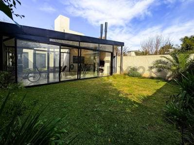 Venta Casa de 3 Dormitorios con pileta climatizada en Funes - 3