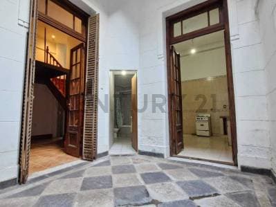 PH de 4 ambientes con doble patio, 2 baños completos y entrada de servicio en edificio de época. - 2