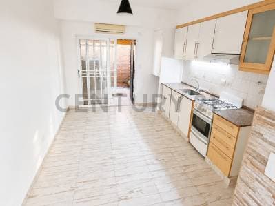 Excelente dúplex 2 ambientes con cochera en zona privilegiada - 4