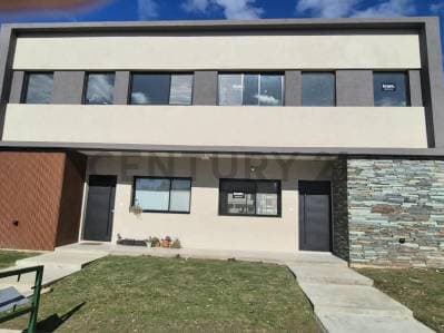 Casa Duplex de 4 ambientes con galería, jardín y parrilla en Pilar - Principal