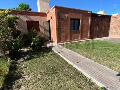 Hermosa casa en venta Rawson, con amplio jardín y cochera - Principal