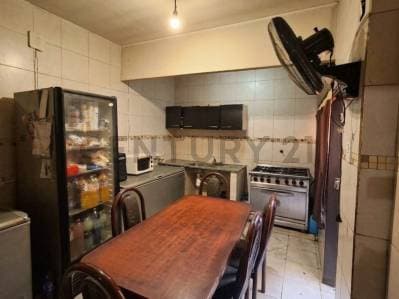 Casa tipo dúplex de 3 Dormitorios + comodín con cochera en Tiro Suizo, Rosario - 2