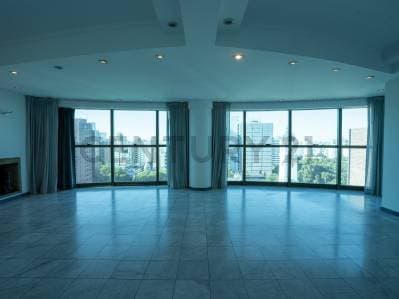 Piso de Categoría a la venta, con 3 dormitorios, cochera y baulera - 2