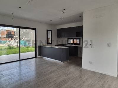 Casa tipo Dúplex 5 ambientes con jardín privado en Pilar - Principal