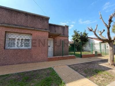 Casa tres ambientes en venta en Berazategui - 2
