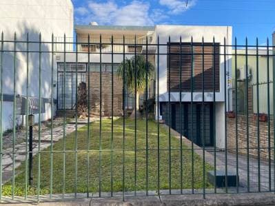 Casa de 5 ambientes con amplio parque, piscina, garage, parrilla, balcón aterrazado y lavadero - Principal
