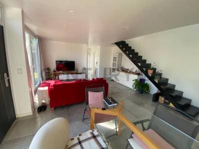 Dúplex en venta en City Bell 485 e 31 y 31bis con cochera y patio. - Principal