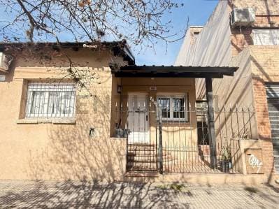 Casa en Venta de 2 dormitorios, tres ambientes, Tolosa, Buenos Aires. - Principal