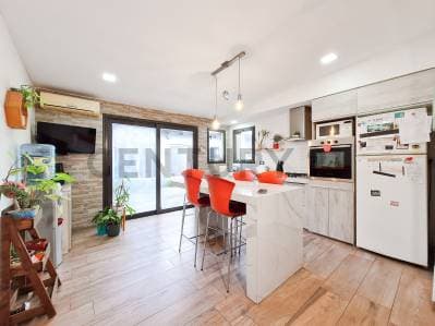 Venta de Casa con 3 Dormitorios y Quincho en Barrio Jardín. La Plata - 4