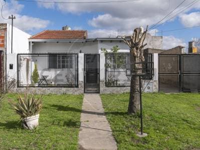 CASA EN VENTA CON DEPARTAMENTO EN LA PLATA SAN CARLOS - Principal