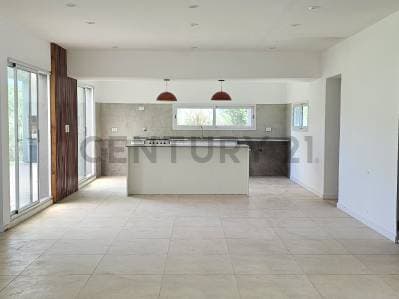 Venta Casa en barrio cerrado La Cesarina de 4 ambientes - 4